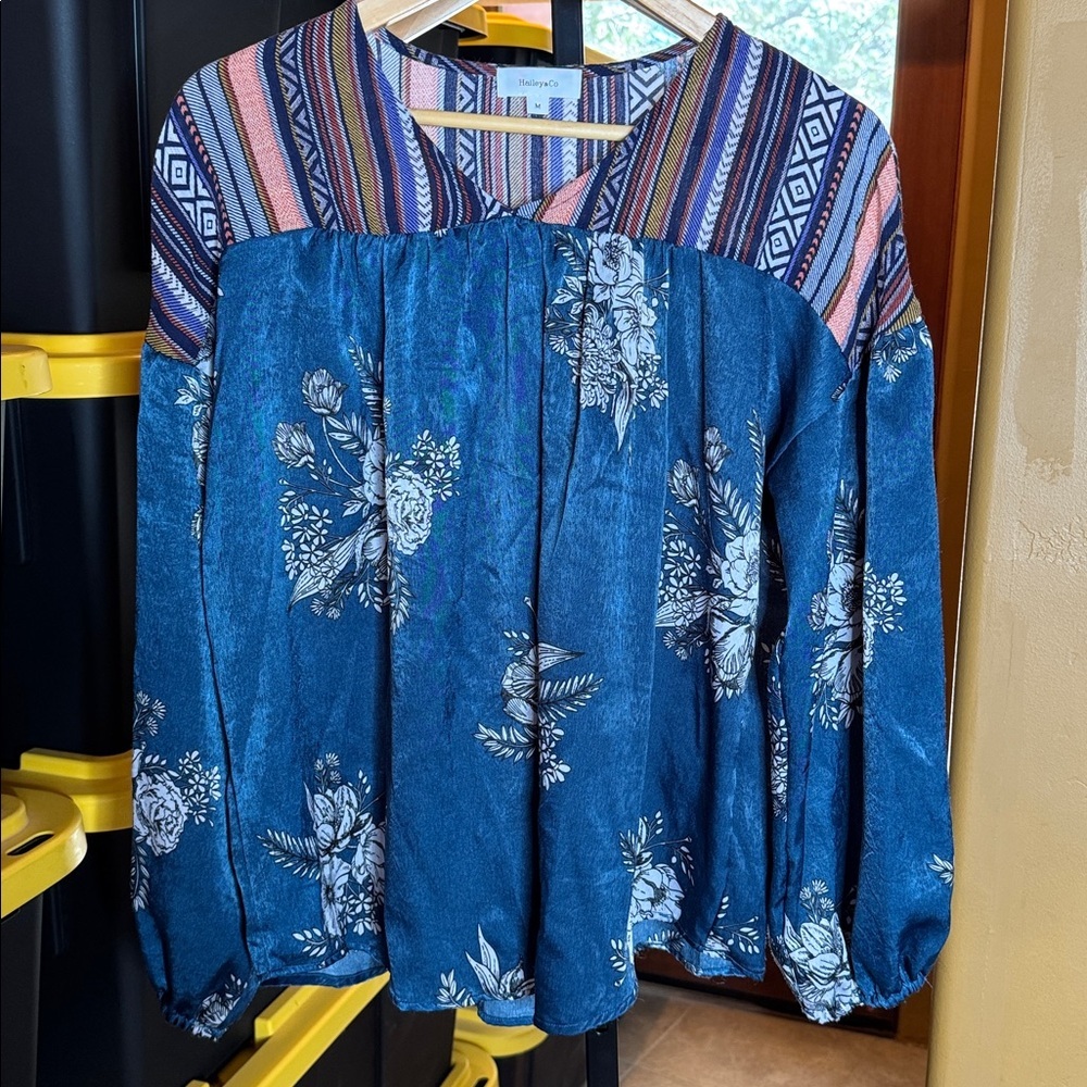 Hailey & Co Blue Floral Boho Blouse Women’s Size Medium Mixed Print Peasant Top - Picture 2 of 8